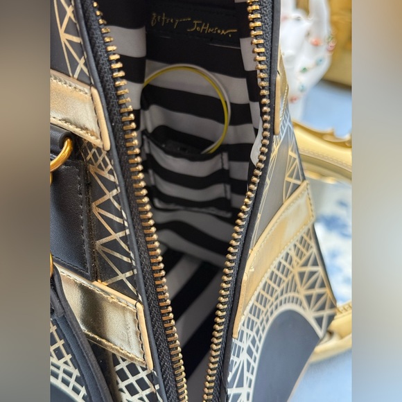 🆕 BETSEY JOHNSON 🧿 NWT Betsey in Paris Light Up Eiffel Tower Crossbody - Picture 11 of 16
